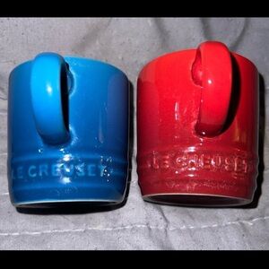 PAIR OF LE CREUSET STONEWARE ESPRESSO CUPS//BLUE AND RED